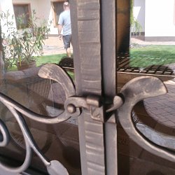 Kované dvierka do krbu