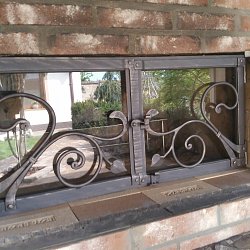 Kované dvierka do krbu