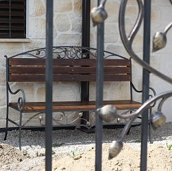 Kovaná záhradná lavička