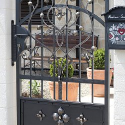 Kovaná záhradná lavička