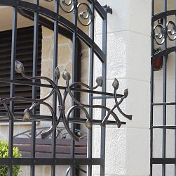 Kovaná záhradná lavička