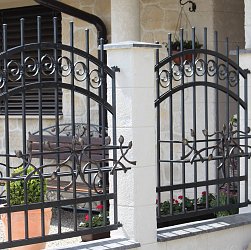 Kovaná záhradná lavička