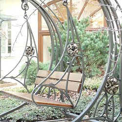 Kovaná záhradná hojdačka