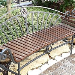 Kovaná záhradná lavička