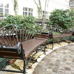 Kovaná záhradná lavička