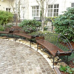 Kovaná záhradná lavička