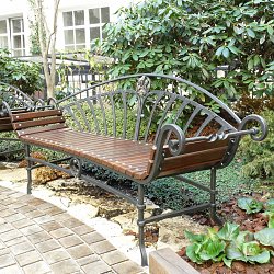 Kovaná záhradná lavička