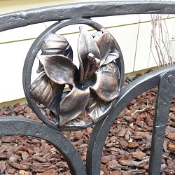 Kovaná záhradná lavička