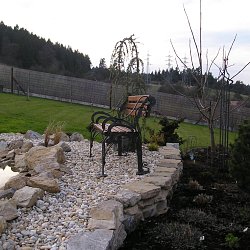 Záhradná lavička