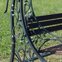 Kovaná záhradná hojdačka