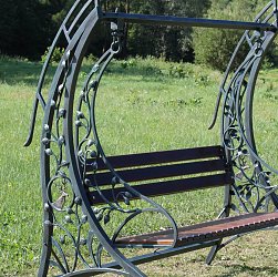 Kovaná záhradná hojdačka