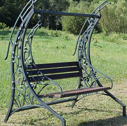 Kovaná záhradná hojdačka