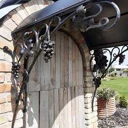 Kovaný prístrešok