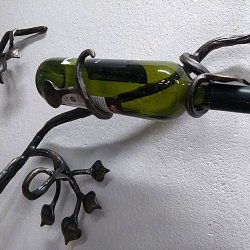 Kovaný držiak na víno