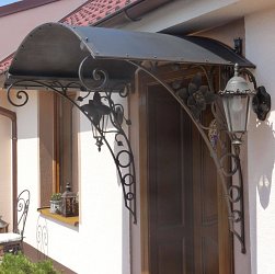 Kovaný prístrešok nad dvere