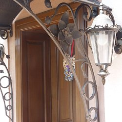 Kovaný prístrešok nad dvere