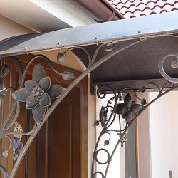 Kovaný prístrešok nad dvere