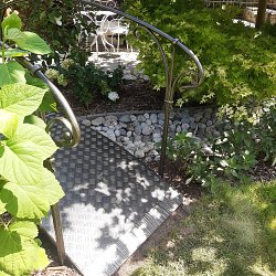 Kovaný záhradný mostík