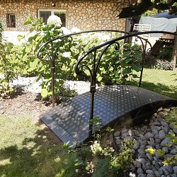 Kovaný záhradný mostík