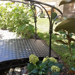 Kovaný záhradný mostík