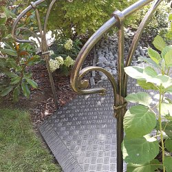 Kovaný záhradný mostík