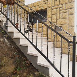 Kované zábradlie s lipovým konárikom.