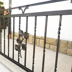 Kované zábradlie s lipovým konárikom.