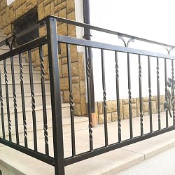 Kované zábradlie s lipovým konárikom.