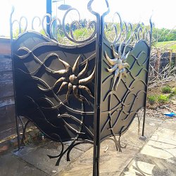 Kovaná ozdobná mreža.