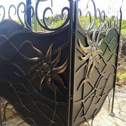 Kovaná ozdobná mreža.