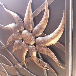 Kovaná ozdobná mreža.