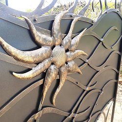 Kovaná ozdobná mreža.