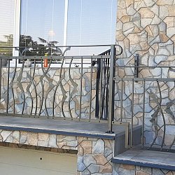 Kované zábradlie s rastlinným vzorom.