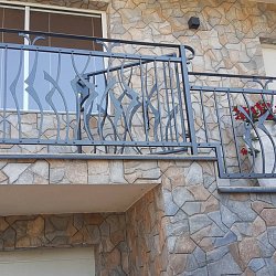 Kované zábradlie s rastlinným vzorom.