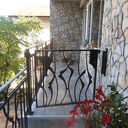 Kované zábradlie s rastlinným vzorom.