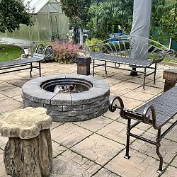 Kované záhradné lavice.