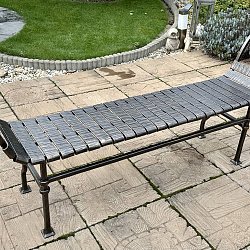 Kované záhradné lavice.