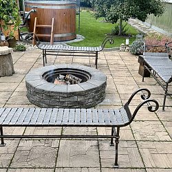 Kované záhradné lavice.