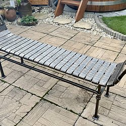 Kované záhradné lavice.