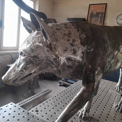 Vlk, oceľová plastika v životnej veľkosti.