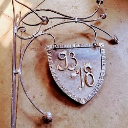 Kované domové číslo.