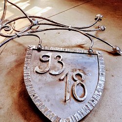 Kované domové číslo.