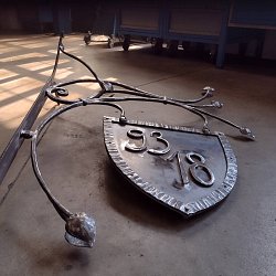 Kované domové číslo.