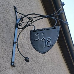 Kované domové číslo.