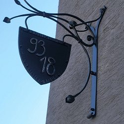 Kované domové číslo.