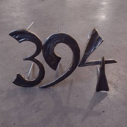 Kovaná poštová schránka a popisné číslo.