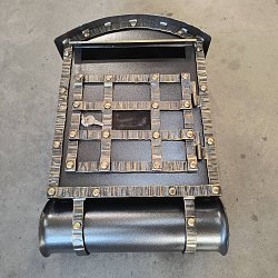 Kovaná poštová schránka a popisné číslo.