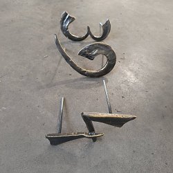 Kovaná poštová schránka a popisné číslo.