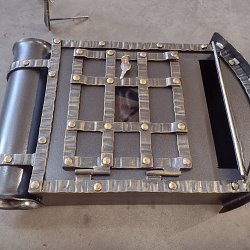 Kovaná poštová schránka a popisné číslo.