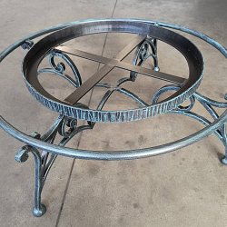 Kovaný stojan na sud.